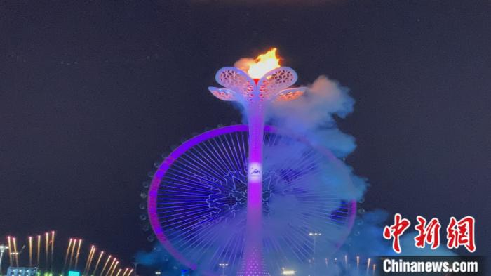 哈尔滨亚冬会主火炬点燃仪式：雪韵丁香托起希