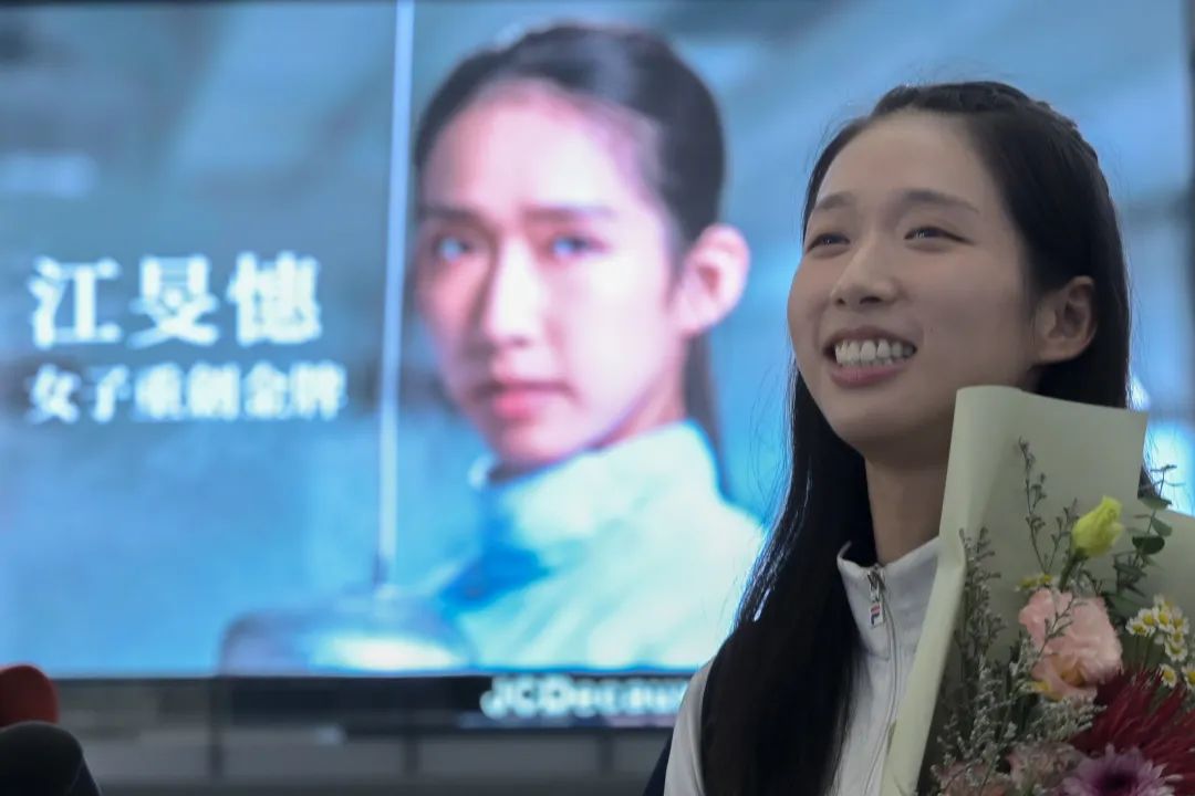 中国香港击剑名将江旻憓巴黎夺金后宣布退役，