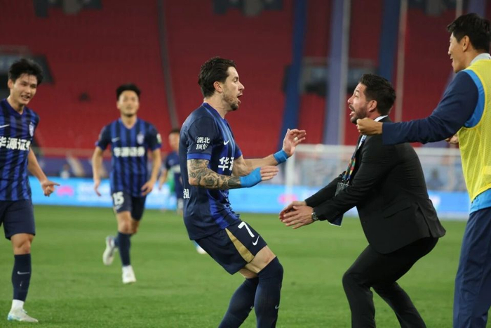 武汉三镇外援爆发4-1力克英博 绍尔复出助球队重