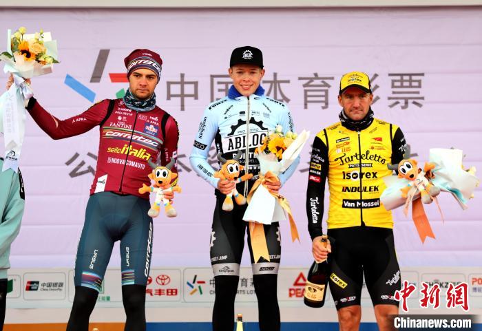 雨中鏖战荷兰车手单飞夺魁 环青海湖赛段冠军诞