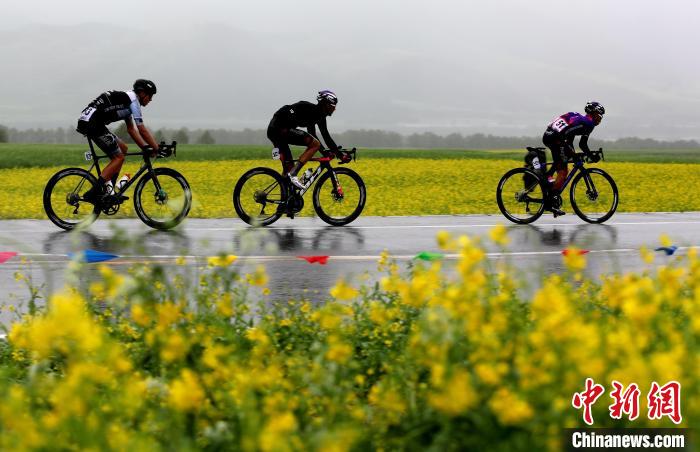 雨中鏖战荷兰车手单飞夺魁 环青海湖赛段冠军诞