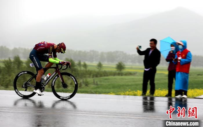 雨中鏖战荷兰车手单飞夺魁 环青海湖赛段冠军诞