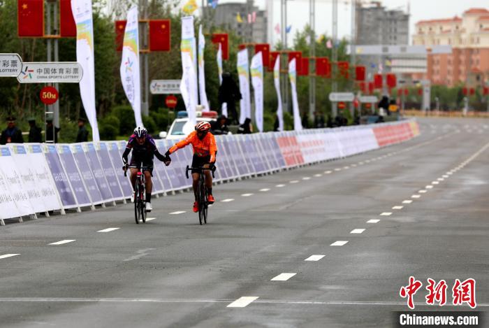 雨中鏖战荷兰车手单飞夺魁 环青海湖赛段冠军诞