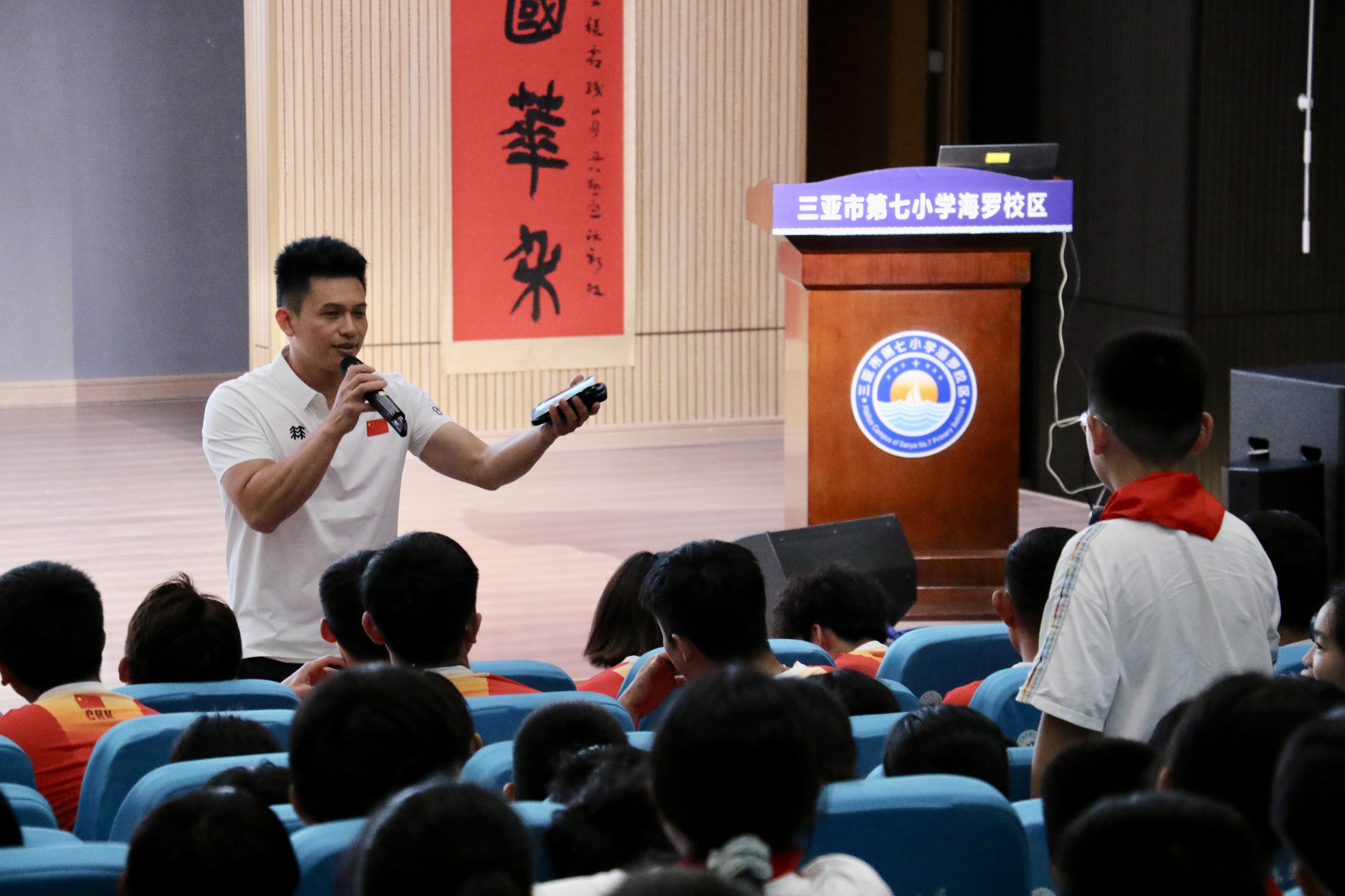 国家攀岩队走进三亚小学传递体育精神