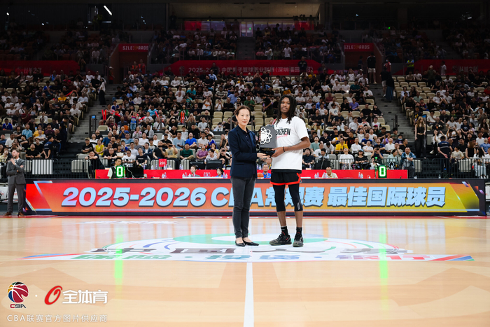 史密斯季后赛首回合赛前领取CBA常规赛最佳国际